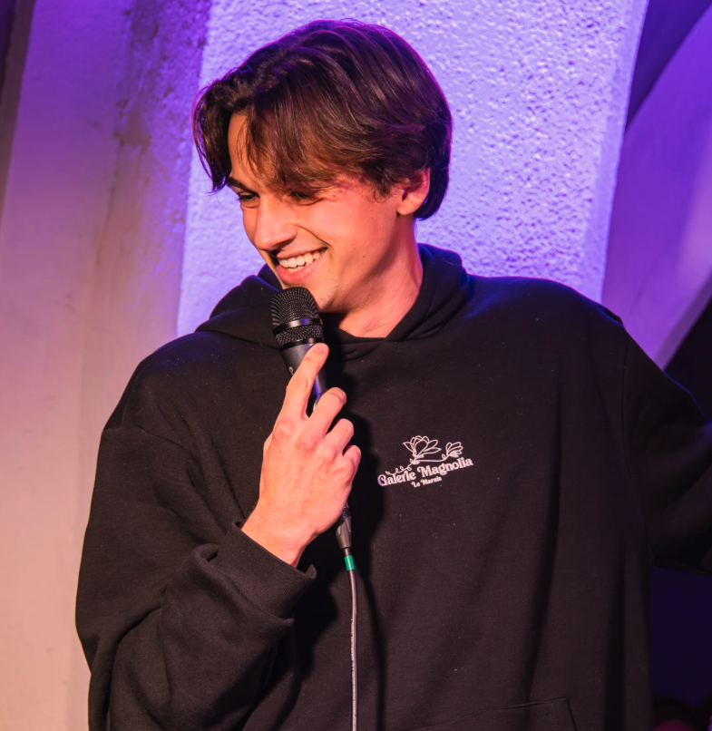 Nico Krüger mit Mikrofon auf einer Bühne